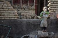 Tiktum hides behind a mannequin she found in the patio. Her father Mahmood used to sell women's clothes, but he switched to children's clothes and threw away mannequins. The girls call them "dolls".
Chibayish, Iraq, 21/02/2019